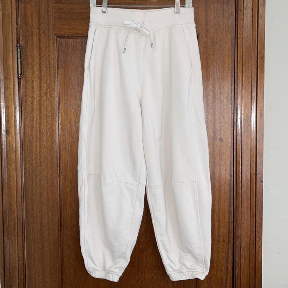 Lululemon High-Rise Jogger Size 8 Cream